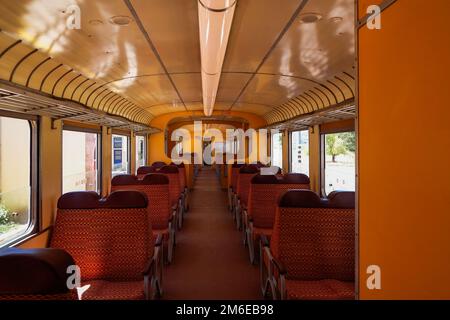 Farbenfroher historischer Zug im Tal des Flusses Douro, Portugal Stockfoto