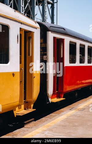 Farbenfroher historischer Zug im Tal des Flusses Douro, Portugal Stockfoto