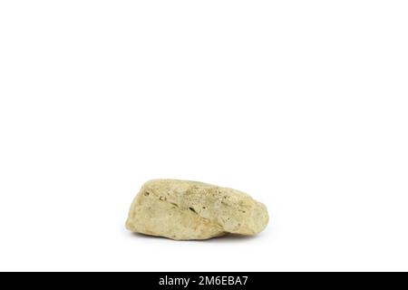Beigefarbener Stein auf isoliertem weißem Hintergrund mit Kopierbereich. Hintergrund für kosmetische Mittel. Steinpodest. Vorderansicht Stockfoto