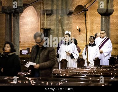 ROTTERDAM - 04/11/2023, Gedenkfeier für Papst Emeritus Benedict XVI in der Laurentius- und Elisabeth-Kathedrale. Benedict starb im Alter von 95 Jahren. Er war von 2005 bis 2013 Papst und trat aus gesundheitlichen Gründen zurück. ANP REMKO DE WAAL niederlande raus - belgien raus Stockfoto