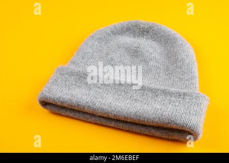 Strickmützen auf gelbem Hintergrund Stockfoto