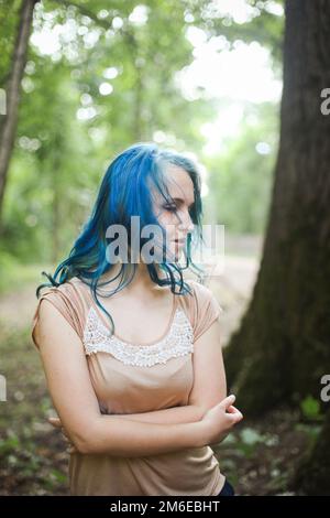 Ein junges, traumhaftes lgbt-Mädchen mit bunten blauen Haaren Stockfoto