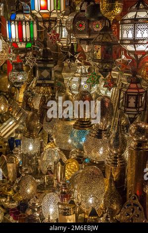 Traditionelle marokkanische Laterne in Antiquitätengeschäft, Marrakesch, Marokko Stockfoto