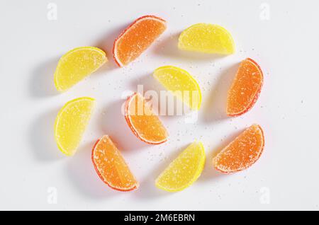 Marmelade in Form von Zitronen- und Orangenscheiben auf weißem Hintergrund, Draufsicht Stockfoto