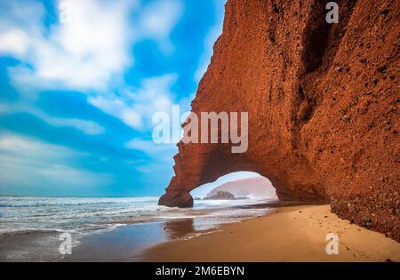 Rote Bögen von Legzira Strand, Marokko. Stockfoto