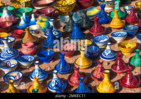 Bunte Keramik-Tajines auf dem Markt, Marokko Stockfoto