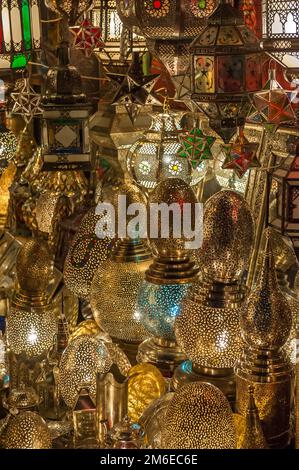 Traditionelle marokkanische Laterne in Antiquitätengeschäft, Marrakesch, Marokko Stockfoto