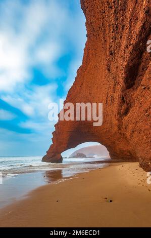 Rote Bögen von Legzira Strand, Marokko. Stockfoto