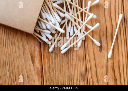 Eco-Wattestäbchen aus Holz. Umweltfreundliche Baumwoll-Ohrstöpsel Stockfoto