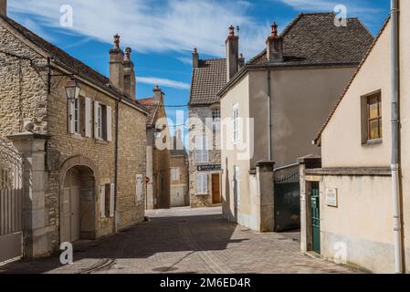 MEURSAULT, BURGUND, FRANKREICH - 9. JULI 2020: Die Straße mit antiken Gebäuden im Meursault Stockfoto