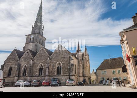 MEURSAULT, BURGUND, FRANKREICH - 9. JULI 2020: Gotische Kirche des Heiligen Nikolaus von Eglise in Meursault Stockfoto