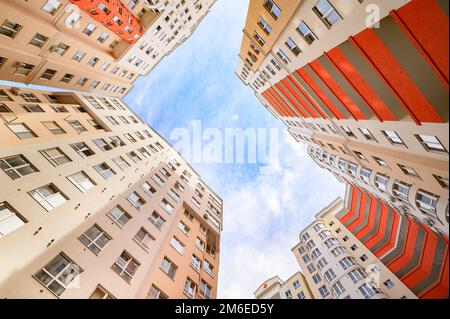 Weitwinkelaufnahme von neuen Apartmentgebäuden außen Stockfoto