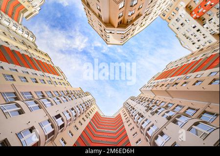 Weitwinkelaufnahme von neuen Apartmentgebäuden außen Stockfoto