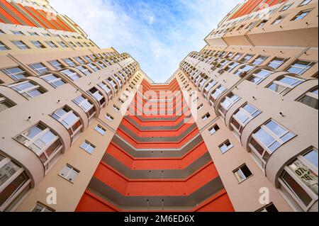 Weitwinkelaufnahme von neuen Apartmentgebäuden außen Stockfoto