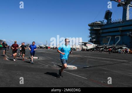 PHILIPPINISCHE SEE (26. April 2022) Seeleute fahren auf dem Cockpit an Bord des Flugzeugträgers USS Abraham Lincoln (CVN 72) der Nimitz-Klasse. Die Abraham Lincoln Strike Group befindet sich in einem geplanten Einsatz im US-7.-Flottenbereich, um die Interoperabilität durch Allianzen und Partnerschaften zu verbessern und gleichzeitig als einsatzbereite Truppe zur Unterstützung einer freien und offenen Region Indo-Pacific zu fungieren. Stockfoto