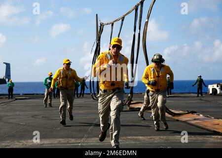 PHILIPPINISCHE SEE (26. April 2022) Seeleute überprüfen die Barrikade während der Übungen im Cockpit an Bord des Flugzeugträgers USS Abraham Lincoln (CVN 72) der Nimitz-Klasse. Die Abraham Lincoln Strike Group befindet sich in einem geplanten Einsatz im US-7.-Flottenbereich, um die Interoperabilität durch Allianzen und Partnerschaften zu verbessern und gleichzeitig als einsatzbereite Truppe zur Unterstützung einer freien und offenen Region Indo-Pacific zu fungieren. Stockfoto