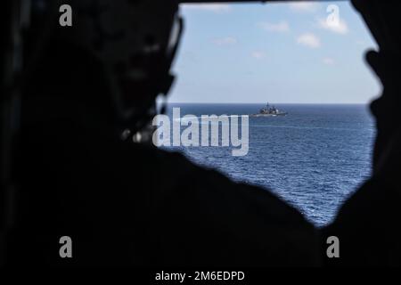 PHILIPPINISCHES MEER (26. April 2022) der Schienenkreuzwagen der Klasse Ticonderoga USS Mobile Bay (CG 53) durchquert die Philippinische See. Die Abraham Lincoln Strike Group befindet sich in einem geplanten Einsatz im US-7.-Flottenbereich, um die Interoperabilität durch Allianzen und Partnerschaften zu verbessern und gleichzeitig als einsatzbereite Truppe zur Unterstützung einer freien und offenen Region Indo-Pacific zu fungieren. Stockfoto