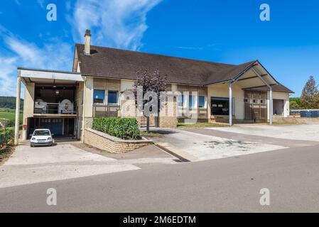 MEURSAULT, BURGUND, FRANKREICH - 9. JULI 2020: Blick auf das Weingut in Meursault, Burgund, Frankreich Stockfoto