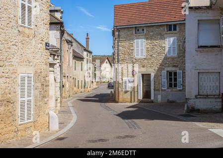 MEURSAULT, BURGUND, FRANKREICH - 9. JULI 2020: Typische Wohnhäuser in Meursault Stockfoto