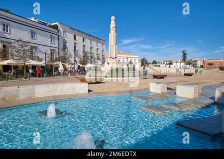 Blick auf das Monumento aos Combatentes da Grande Guerra em Tavira mit Wasserbrunnen in der Hauptfußgängerzone plaza. In Tavira, Algarve, Portu Stockfoto