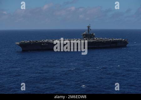 PHILIPPINE SEA (26. April 2022) der Flugzeugträger der Nimitz-Klasse USS Abraham Lincoln (CVN 72) durchquert die Philippine Sea. Die Abraham Lincoln Strike Group befindet sich in einem geplanten Einsatz im US-7.-Flottenbereich, um die Interoperabilität durch Allianzen und Partnerschaften zu verbessern und gleichzeitig als einsatzbereite Truppe zur Unterstützung einer freien und offenen Region Indo-Pacific zu fungieren. Stockfoto