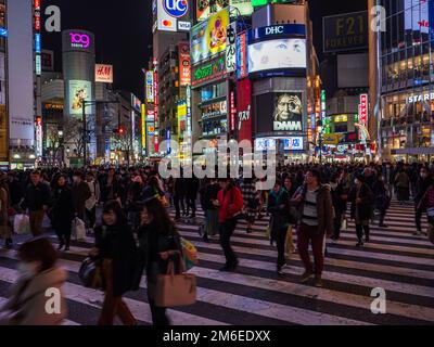 Shibuya, Japan - 7.2.20: Große Menschenmassen überqueren Shibuya's berühmte Scramble Crossing Stockfoto