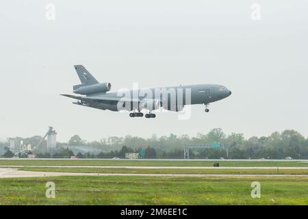 KC-10A Extender, Hecknummer 79-0433, bereitet sich auf die Landung auf dem Luftwaffenstützpunkt Dover, Delaware, vor, 26. April 2022. Dieses spezielle Flugzeug war das erste von 60 Extendern, die in die USA kamen Air Force-Inventar. Das Flugzeug wurde von der Joint Base McGuire-Dix-Lakehurst, New Jersey, nach Dover AFB abtransportiert, um zum 36. Zuwachs im Air Mobility Command Museum zu werden. Stockfoto