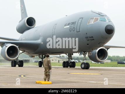 KC-10A Extender, Hecknummer 79-0433, Taxis zu einem Parkplatz in der Nähe des Air Mobility Command Museum am Luftwaffenstützpunkt Dover, Delaware, 26. April 2022. Dieses spezielle Flugzeug war das erste von 60 Extendern, die in die USA kamen Air Force-Inventar. Das Flugzeug wurde von der Joint Base McGuire-Dix-Lakehurst, New Jersey, nach Dover AFB abtransportiert, um zum 36. Zuwachs im AMC Museum zu werden. Stockfoto