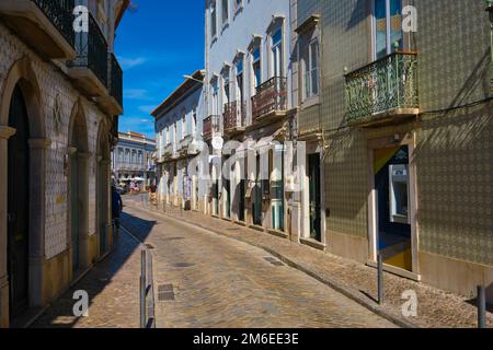 Blick auf die kleine, malerische Straße, R. 5 de Outubro, nördlich des Flusses Gilão. In Tavira, Algarve, Portugal, Europa. Stockfoto