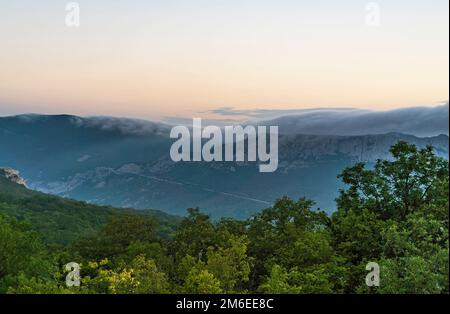 Berglandschaft bei Sonnenaufgang. Südliche Küste der Krim. Stockfoto