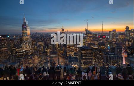 Besucher des Rockefeller Centre sehen die Skyline von New York einschließlich (von links) Chrysler Building, One Vanderbilt, das zweithöchste Bürogebäude Stockfoto