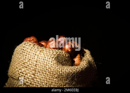 Haselnüsse in einer Tasche Stockfoto