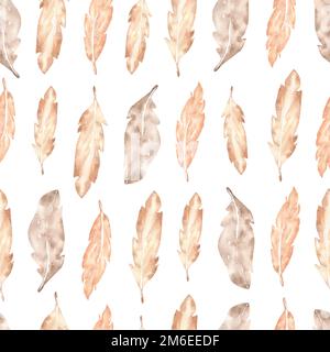 Aquarell handgezeichnete nahtlose Federn Muster in weichen neutralen Farben.Hintergrund in weicher brauner Beige.Weiche Kante Muster. Stockfoto
