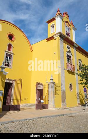 Außenansicht des gelben, restaurierten Pousada Convento Tavira, jetzt ein Luxushotel. In Tavira, Algarve, Portugal, Europa. Stockfoto