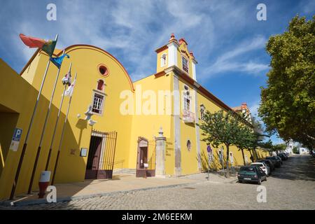 Außenansicht des gelben, restaurierten Pousada Convento Tavira, jetzt ein Luxushotel. In Tavira, Algarve, Portugal, Europa. Stockfoto