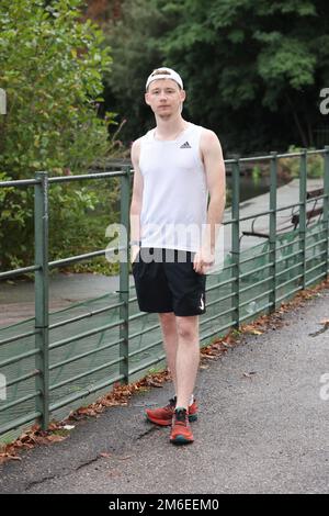 Dylan O'Shea leitet den London-Marathon zum Gedenken an seine ermordete Cousine Ashling Murphy, die beim Joggen in Irland ermordet wurde. Stockfoto