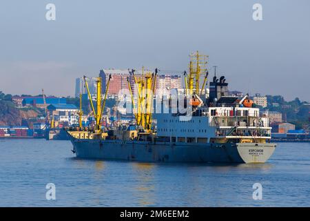 Sommer 2016 - Wladiwostok, Russland - Ein Handelsschiff steht auf dem Straßenstead in der Bucht des Goldenen Horns in Wladiwostok Stockfoto