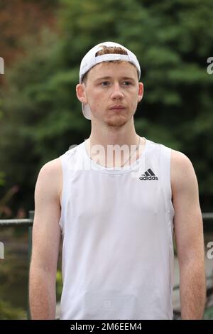 Dylan O'Shea leitet den London-Marathon zum Gedenken an seine ermordete Cousine Ashling Murphy, die beim Joggen in Irland ermordet wurde. Stockfoto