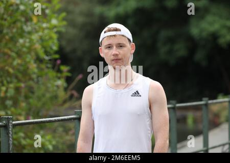 Dylan O'Shea leitet den London-Marathon zum Gedenken an seine ermordete Cousine Ashling Murphy, die beim Joggen in Irland ermordet wurde. Stockfoto