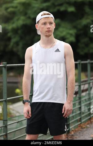 Dylan O'Shea leitet den London-Marathon zum Gedenken an seine ermordete Cousine Ashling Murphy, die beim Joggen in Irland ermordet wurde. Stockfoto