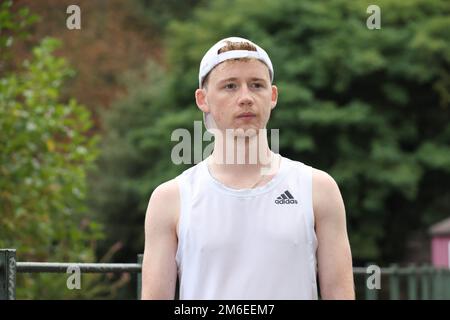 Dylan O'Shea leitet den London-Marathon zum Gedenken an seine ermordete Cousine Ashling Murphy, die beim Joggen in Irland ermordet wurde. Stockfoto