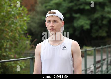 Dylan O'Shea leitet den London-Marathon zum Gedenken an seine ermordete Cousine Ashling Murphy, die beim Joggen in Irland ermordet wurde. Stockfoto