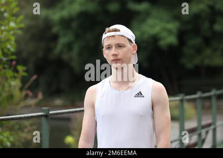 Dylan O'Shea leitet den London-Marathon zum Gedenken an seine ermordete Cousine Ashling Murphy, die beim Joggen in Irland ermordet wurde. Stockfoto