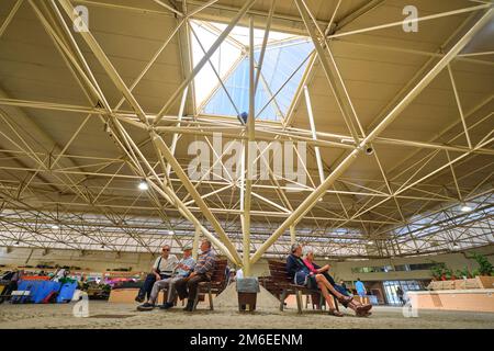 Das Stahlgerüst des Innenpavillons mit Bänken zum Sitzen und Plaudern. Auf dem Tavira Market, Mercado in Tavira, Algarve, Portugal, Stockfoto