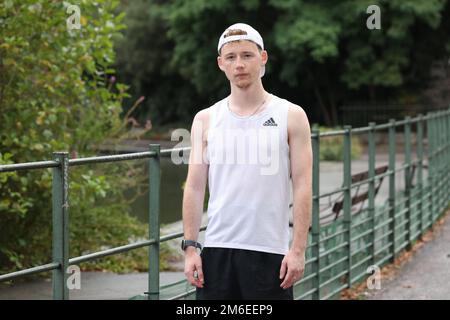 Dylan O'Shea leitet den London-Marathon zum Gedenken an seine ermordete Cousine Ashling Murphy, die beim Joggen in Irland ermordet wurde. Stockfoto