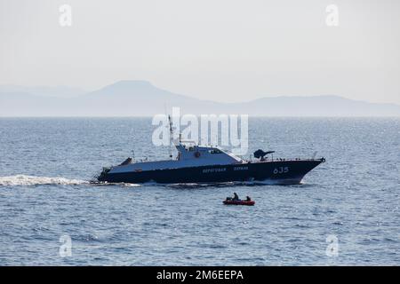 Ein Boot der Küstenwache fährt mit hoher Geschwindigkeit durch das Wassergebiet von Wladiwostok Stockfoto