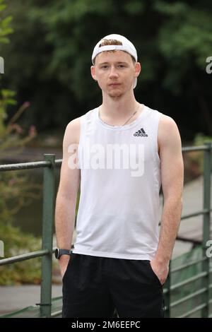 Dylan O'Shea leitet den London-Marathon zum Gedenken an seine ermordete Cousine Ashling Murphy, die beim Joggen in Irland ermordet wurde. Stockfoto