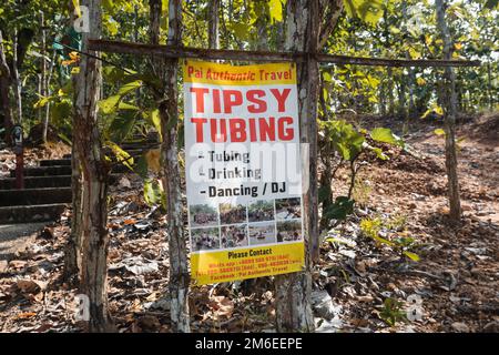 Pai, Thailand. 20. November 2022. Tipsy Tubing Werbung im Wald von Pai, Thailand Stockfoto