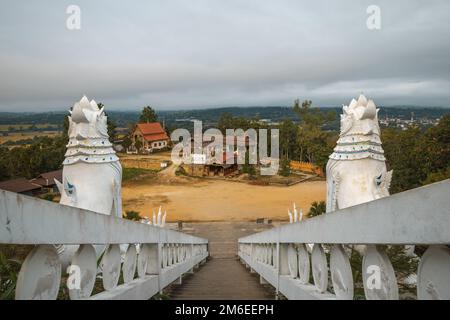 Pai, Thailand. 20. November 2022. Blick auf das Dorf von der Spitze des Tempels des weißen Buddha in Pai, Nord-Thailand Stockfoto