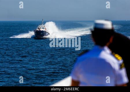 Ein Boot der Küstenwache fährt mit hoher Geschwindigkeit durch das Wassergebiet von Wladiwostok Stockfoto